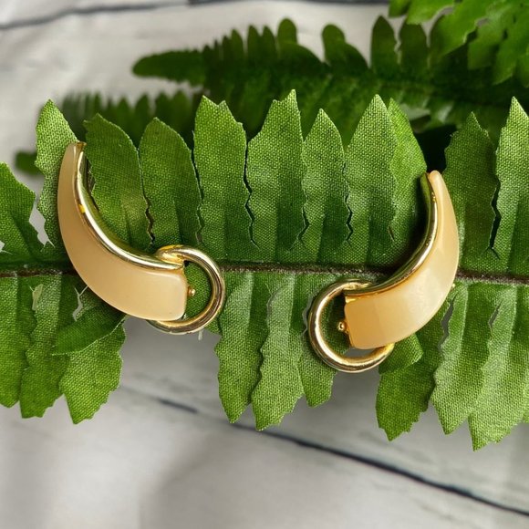 Vintage 1940's Clip Earrings Yellow crescent shape - Picture 1 of 5
